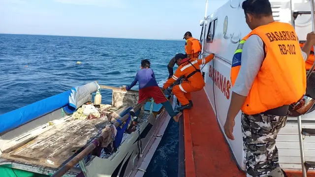 Tim Basarnas berupaya mengevakuasi KM Citra Harapan yang karam di Pelabuhan Bajoe, Kabupaten Bone, Sulsel (Liputan6.com/ Eka Hakim)
