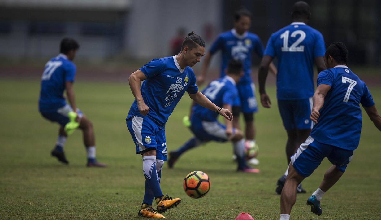 Gelandang Persib, Kim Kurniawan, mengontrol bola saat latihan di Stadion GBLA, Jawa Barat, Kamis (20/7/2017). Persib bersiap menghadapi Persija pada laga Liga 1. (Bola.com/Vitalis Yogi Trisna)