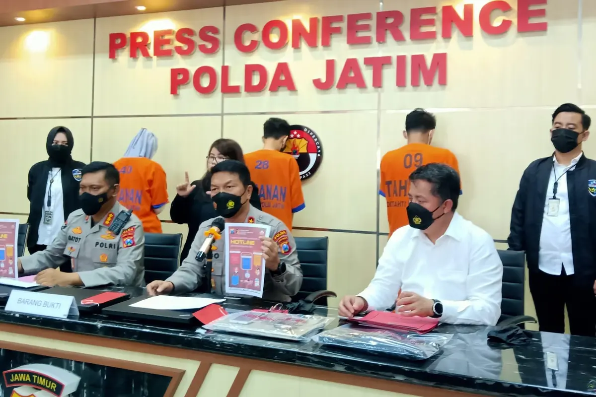 Polda Jatim menangkap 3 pegawai pinjol yang ancam nasabah. (Dian Kurniawan/Liputan6.com)