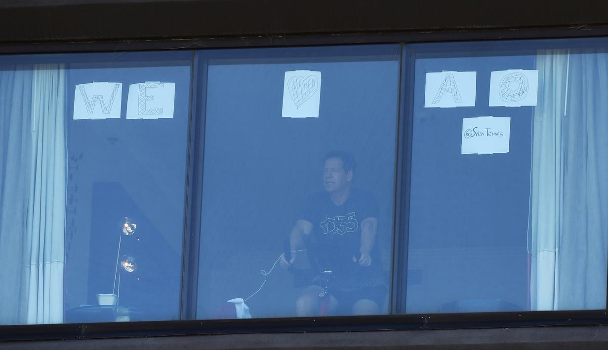 Pelatih tenis Belanda Sven Groeneveld berlatih di kamar hotelnya disela-sela menjalani karantina selama dua minggu setelah kedatangannya di Melbourne, Rabu (20/1/2021). (Foto: AFP/William West)