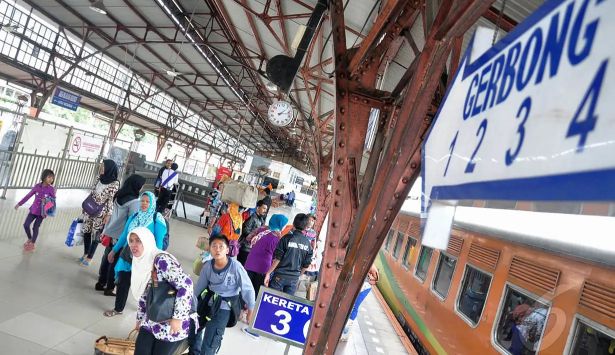  Suasana arus balik di Stasiun Pasar Senen, Jakarta, Jumat (1/8/14). (Liputan6.com/Faizal Fanani)