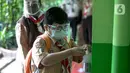 Siswa menggunakan hand sanitizer sebelum memasuki ruang kelas pada pada hari pertama uji coba Pembelajaran Tatap Muka (PTM) di SDN Kenari 08 Pagi Jakarta, Rabu (7/4/2021). Pemprov DKI Jakarta mulai melakukan uji coba pembelajaran tatap muka secara terbatas di 100 sekolah (Liputan6.com/Faizal Fanani)