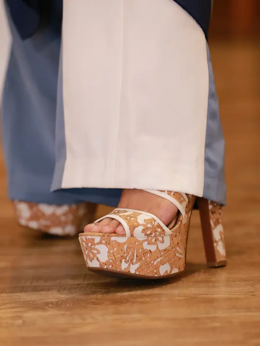 Selain itu, di penampilannya kala itu Ririn memakai stiletto berwarna cokelat yang bermotif bunga-bunga. Pastinya, ini akan membuat penampilan Ririn semakin memesona. (Adrian Putra/Bintang.com)