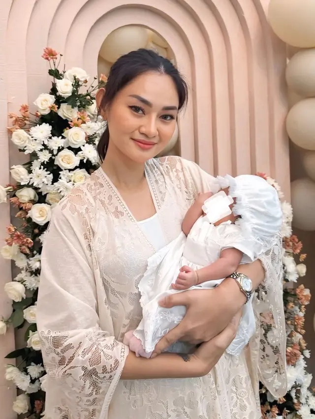 6 Potret Detail Baju Akikah Baby Selina Rancangan Asky Febrianti, Ada Sulaman Namanya
