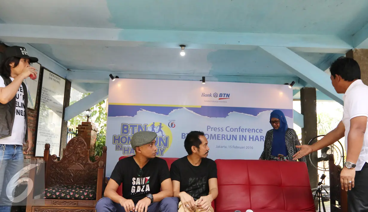 Direktur Bank BTN Sis Apik Wijayanto (kanan) mempersilahkan Bunda Iffet duduk jelang jumpa pers BTN di markas Slank, Jakarta, Senin (15/02/2016). BTN menggelar Homerun in Harmony bersama Slank untuk merayakan HUT ke-60 (Liputan6.com/Herman Zakharia)