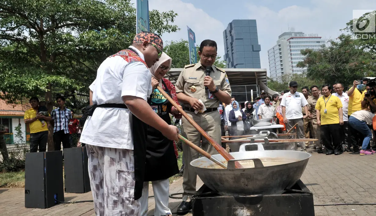 Gubernur DKI Jakarta Anies Baswedan menyaksikan istri Fery Farhati dan chef Ragil memasak salah satu menu olahan daging kurban saat peluncuran Dapur Kurban di Monas, Jakarta, Senin (12/8/2019). (merdeka.com/Iqbal S. Nugroho)