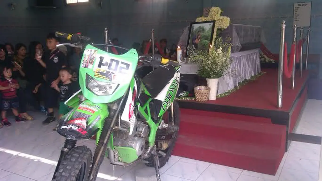 Gandrung Motor Cross, Biker Yogjya Pakai Wearpack Saat Dimakamkan