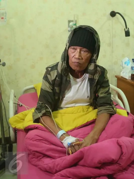 Tessy Srimulat saat berada di Rumah Sakit Polri Kramat Jati, Jakarta, Selasa (9/2/2016). Setelah menjalani perawatan, kondisi Tessy mulai stabil. (Liputan6.com/Herman Zakharia)