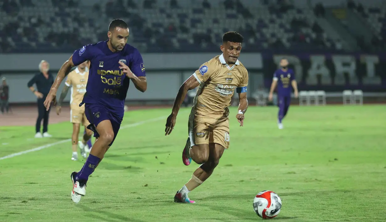 Gol tunggal kemenangan Dewa United FC dicetak Ricky Kambuaya pada menit ke-36. Tampak dalam foto, pemain Dewa United, Ricky Kambuaya (kanan) berebut bola dengan pemain Persita dalam lanjutan BRI Super League 2025/2026 di Stadion Indomilk Arena, Tangerang, Banten, Kamis (26/2/2026). (Bola.com/M Iqbal Ichsan)