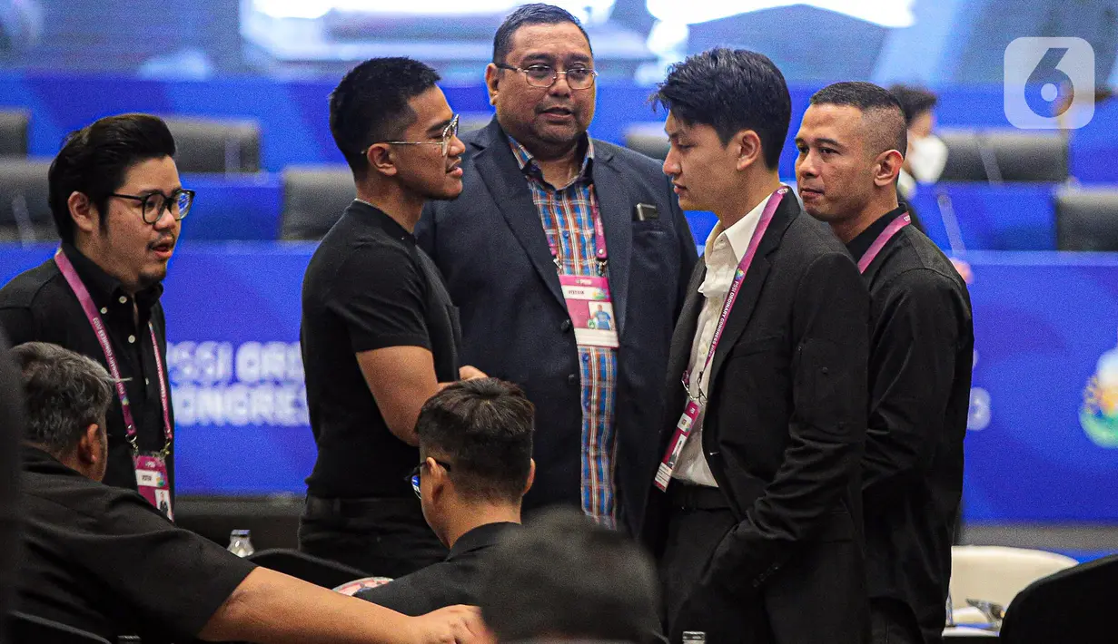 Direktur Utama Persis Solo Kaesang Pangarep (kedua kiri) saat pembukaan Kongres Biasa PSSI 2023 di Jakarta, Minggu (15/1/2023). Kongres Biasa PSSI 2023 membahas beberapa agenda di antaranya Komite Pemilihan (KP) dan Komite Banding Pemilihan (KBP). (Liputan6.com/Faizal Fanani)