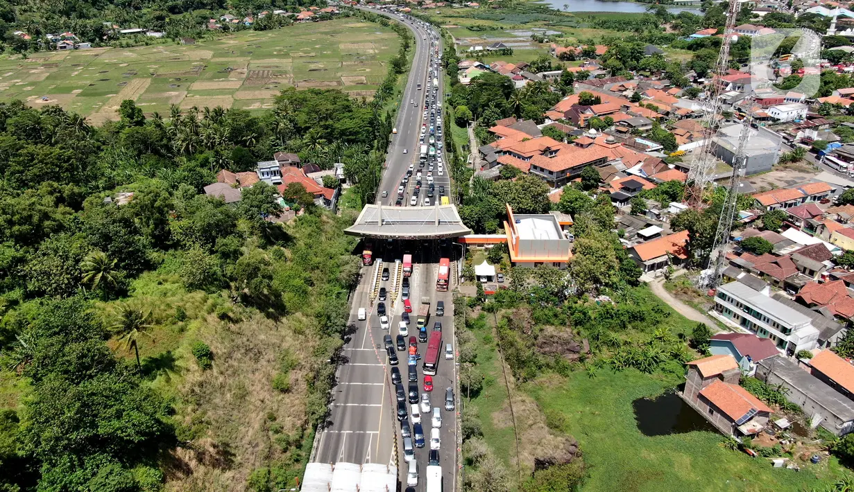 <p>Foto udara memperlihatkan kemacetan yang terjadi dalam Tol Tangerang-Merak, Banten, Jumat (29/4/2022). Kemacetan sepanjang 7 Kilometer mengular hingga ke dalam tol akibat lonjakan pemudik yang hendak menyeberang ke Pulau Sumatera melalui Pelabuhan Merak. (Liputan6.com/Angga Yuniar)</p>