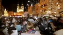 Hamburan kapas bantal saat flash mob perang bantal selama empat menit di Old Town Square di Praha,Ceko (22/12). flash mob perang bantal ini dilakukan jelang pergantian akhir tahun. (REUTERS/ David W Cerny)