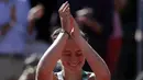 Petenis Latvia, Jelena Ostapenko, melakukan selebrasi usai mengalahkan petenis Swiss, Timea Bacsinszky di semifinal Prancis Terbuka di Roland Garros, Paris Jumat (9/6/2017). Jelena Ostapenko menang dengan skor 7-6(4), 3-6, 6-3. (EPA/Ian Langsdon)