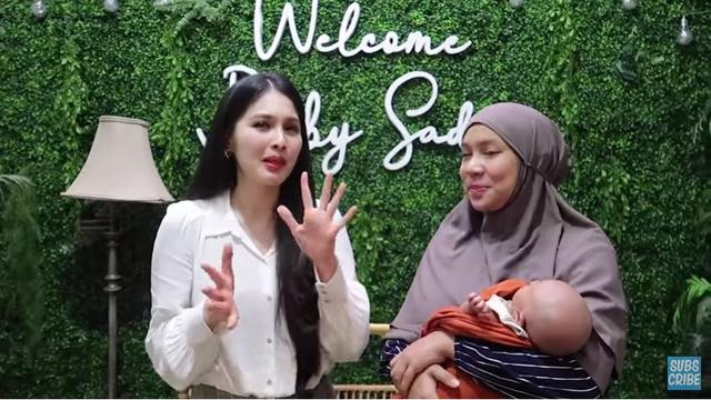 Sandra Dewi dan Fitri Tropica (Foto: YouTube)