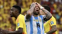 Bek Argentina, Nicolas Otamendi, merasa kecewa setelah peluang yang didapatnya ke gawang Kolombia pada Kualifikasi Piala Dunia 2026 zona Conmebol gagal berbuah gol. (Raul ARBOLEDA / AFP)