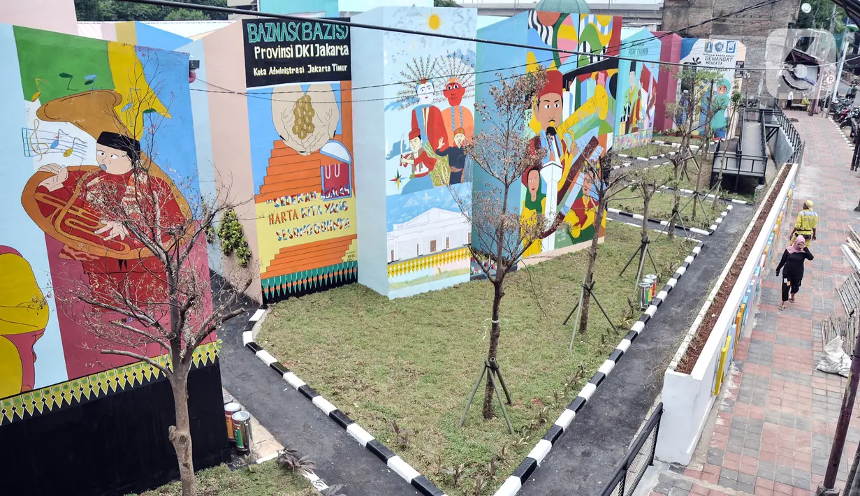 Suasana di Kampung Gembira Gembrong, Cipinang Besar Utara, Jakarta Timur, Selasa (4/10/2022). Pembangunan Kampung Gembira Gembrong yang terdiri atas 138 unit rumah dampak korban kebakaran tersebut kini telah rampung dan disambut antusias oleh warga dan anak-anak setempat. (merdeka.com/Iqbal S. Nugroho)