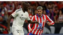 Bek kiri Real Madrid Ferland Mendy dibayangi gelandang Atletico Madrid Rodrigo de Paul (X/La Liga)