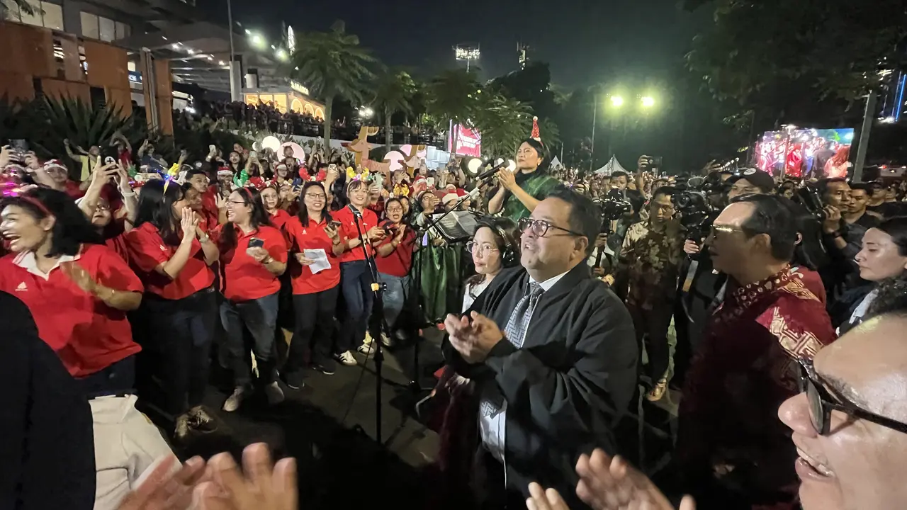 Wakil Gubernur (Wagub) DKI Jakarta Rano Karno saat menutup rangkaian Christmas Carol Colossal pada Selasa (23/12/2025).