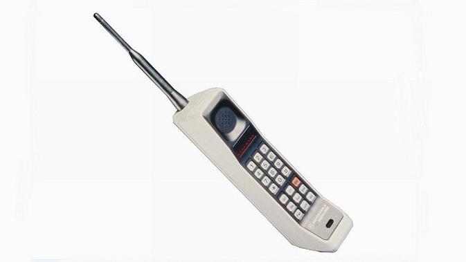 Motorola DynaTAC, perangkat yang disebut-sebut sebagai cikal bakal ponsel modern (sumber: engadget.com)