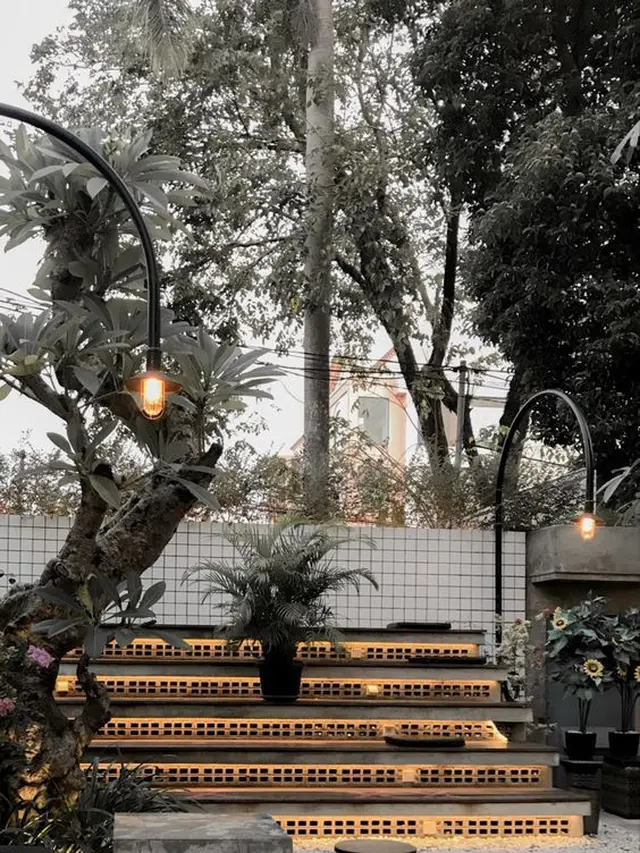 Desain Kafe Outdoor dengan Kursi Tribun untuk Suasana Dinamis