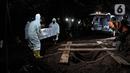 Petugas mengenakan alat pelindung diri (APD) dan baju hazmat saat proses pemakaman pasien Covid-19 di TPU Pondok Ranggon, Jakarta, Kamis (24/9/2020). Jumlah kumulatif kasus Covid-19 di Indonesia mencapai 262.022 orang per Kamis (24/9) dengan 10.105 jiwa meninggal dunia. (merdeka.com/Iqbal Nugroho)