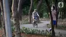 Warga melakukan aktivitas olahraga di kawasan Taman Hutan Kota Kemayoran, Jakarta, Selasa (16/6/2020). Aktivitas olahraga dipercaya mampu meningkatkan serta menjaga imunitas dan kesehatan tubuh terutama di masa pandemi COVID-19. (Liputan6.com/Helmi Fithriansyah)