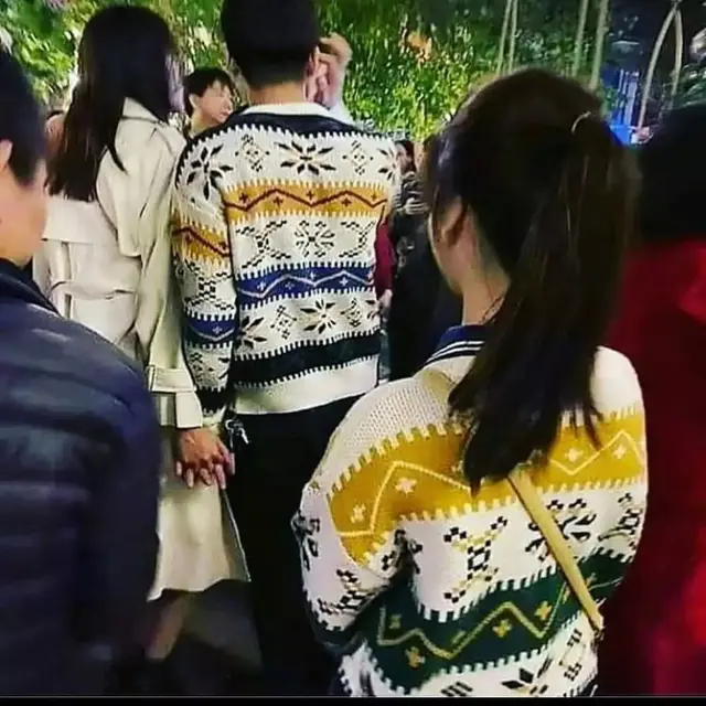 6 Momen Tanpa Sengaja Pakai Baju Kembar dengan Lawan Jenis, Bikin Ikut Malu