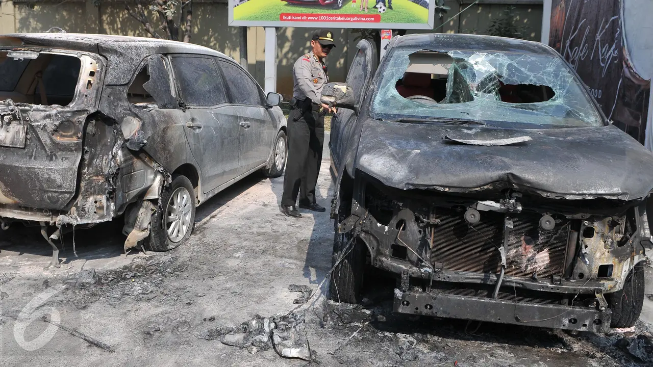 20150901-Dua Mobil Terbakar di Pom Bensin Gatot Subroto-Jakarta