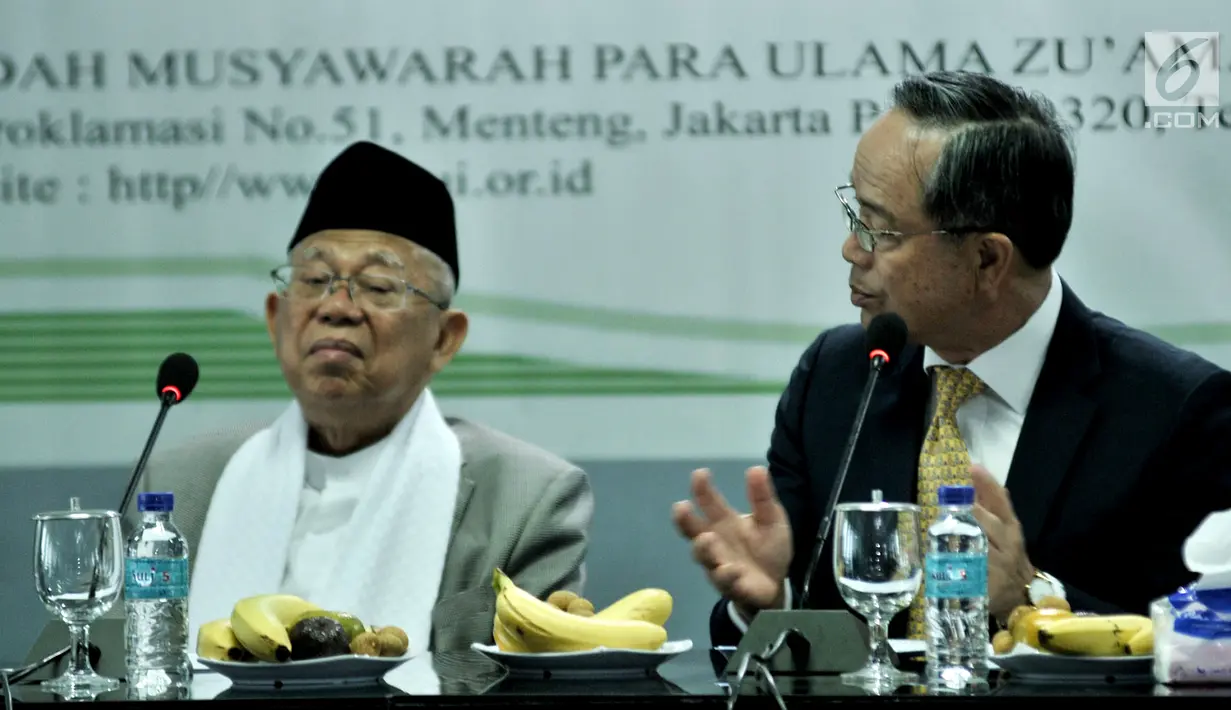 Ketum MUI KH Ma'ruf Amin (kiri) dan Kepala Perwakilan Taipei Economic and Trade Office (TETO) John C. Chen saat pemeberian bantuan korban bencana Sulteng, Jakarta, Selasa (9/10). Bantuan mewakili pemerintah dan rakyat Taiwan. (Merdeka.com/Iqbal Nugroho)