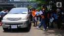 <p>Suasana saat anggota Densus 88 Bripda Haris Sitanggang alias Bripda HS menjalani rekonstruksi pembunuhan sopir taksi online Sony Rizal Taihitu (56) di lapangan Direktorat Reserse Kriminal Umum Polda Metro Jaya, Jakarta, Kamis (16/2/2023). Bripda HS menjalani 37 adegan sebagai rangkaian peristiwa pembunuhan Sony Rizal Taihitu di Jalan Nusantara Perumahan Bukit Cengkeh, Kelurahan Tugu Cimanggis, Depok, Jawa Barat. (merdeka.com/Imam Buhori)</p>
