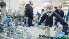 Orang-orang bekerja di sebuah pabrik yang memproduksi masker medis di Kairo, Mesir, 14 April 2020. Para karyawan bekerja siang dan malam untuk mengoperasikan lima mesin canggih yang dibawa dari China untuk memproduksi hingga 750.000 masker medis per hari. (Xinhua/Wu Huiwo)