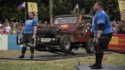 Zydrunas Savickas dari Lithuania menarik mobil pada kompetisi pria terkuat di dunia atau World’s Strongest Man di Manila, Filipina, 5 Mei 2018. Para peserta harus mengikuti 6 tantangan untuk menyandang gelar manusia terkuat di planet bumi (NOEL CELIS/AFP)