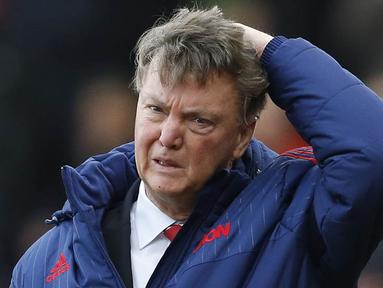 Pelatih Manchester United, Louis van Gaal, tampak kecewa usai takluk 0-2 dari Stoke pada laga Premier League di Stadion Britannia, Inggris, Sabtu (26/12/2015). (Reuters/Carl Recine)