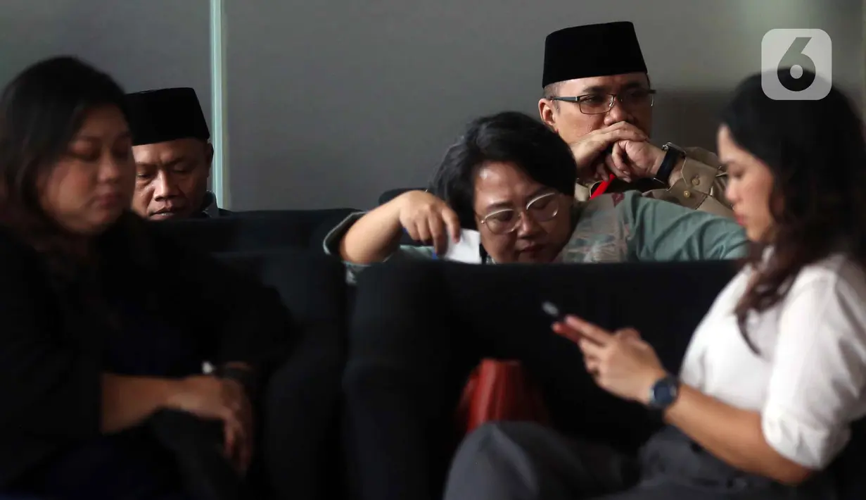 Dan, pada 11 Agustus 2025, KPK telah mengumumkan penghitungan awal kerugian negara dalam kasus tersebut mencapai Rp1 triliun lebih, dan mencegah tiga orang untuk bepergian ke luar negeri. Tampak dalam foto, mantan Menteri Agama, Yaqut Cholil Qoumas (kanan belakang) saat tiba untuk menjalani pemeriksaan di Gedung Merah Putih Komisi Pemberantasan Korupsi (KPK), Selasa (16/12/2025). (Liputan6.com/Helmi Fithriansyah)