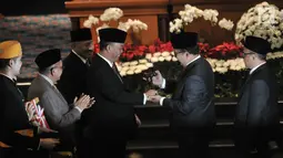 Mantan Ketua DPRD DKI Jakarta Prasetyo Edi Marsudi menyerahkan palu jabatan kepada Ketua DPRD DKI Jakarta Sementara, Pantas Nainggolan saat pelantikan anggota DPRD DKI Jakarta yang terpilih dalam Pemilu 2019 di Gedung DPRD DKI Jakarta, Senin (26/8/2019). (merdeka.com/Iqbal S Nugroho)