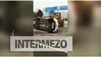 Sebuah mobil yang parkir sembarangan akan diseruduk kendaraan alat berat berupa escavator sampai terguling.