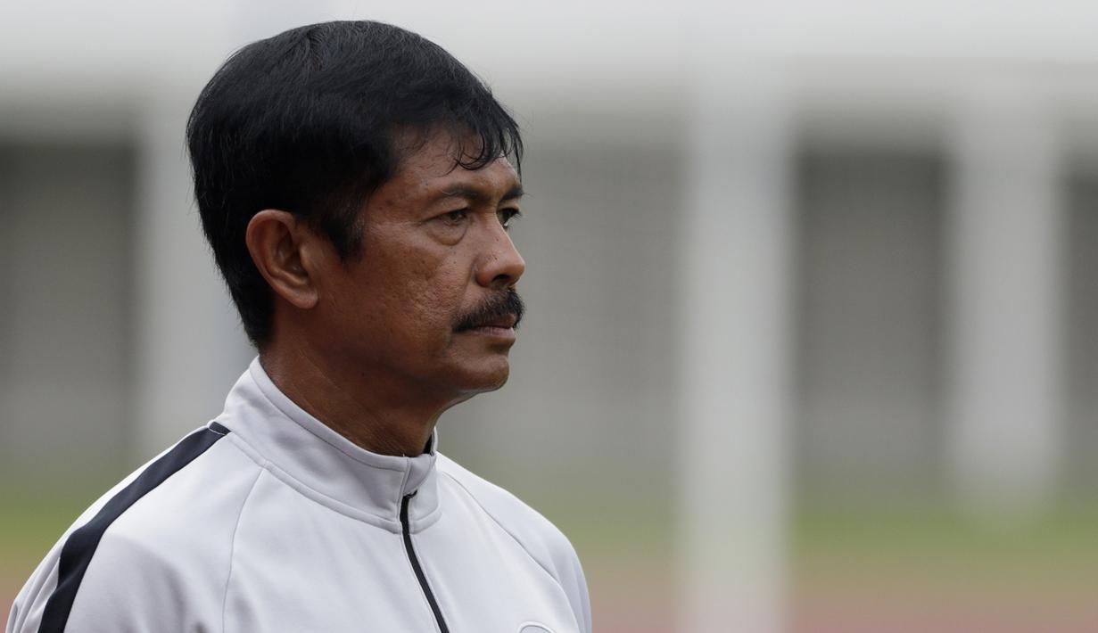 Pelatih Timnas Indonesia U-22, Indra Sjafri, mengamati pemainnya saat internal games di Stadion Madya, Jakarta, Sabtu (19/1). Latihan ini merupakan persiapan jelang Piala AFF U-22. (Bola.com/Yoppy Renato)