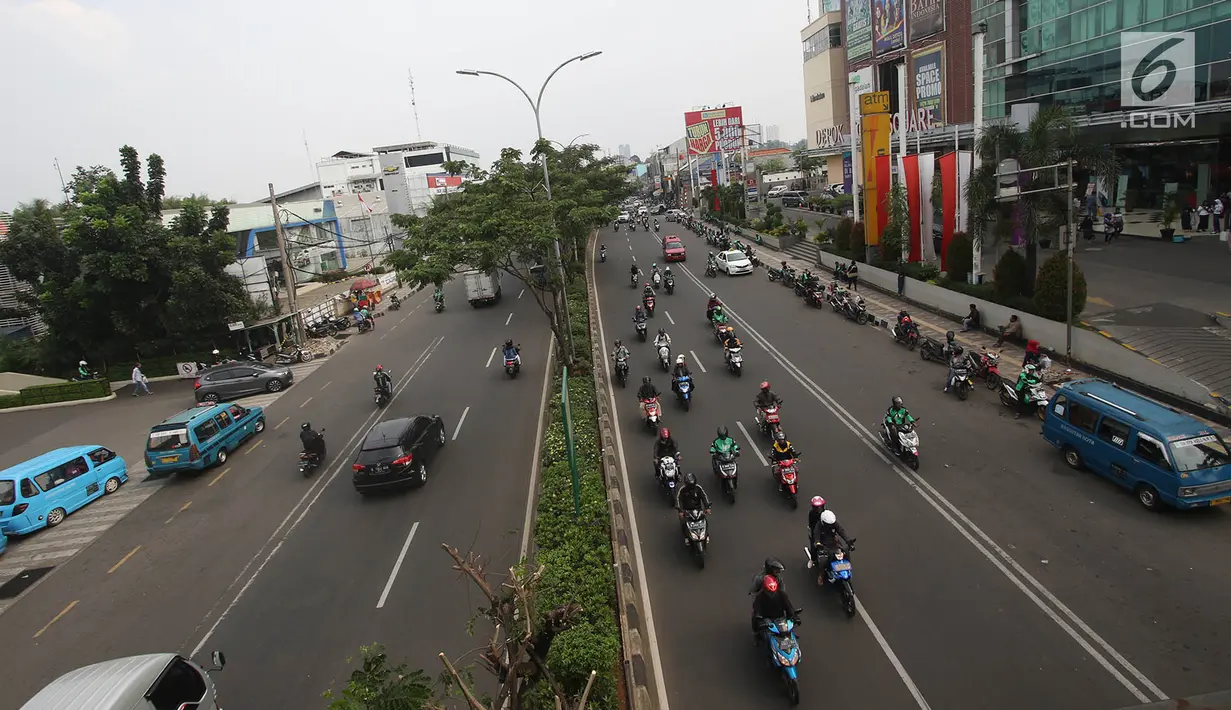 Suasana Jalan Margonda Raya, Depok, Jawa Barat, Jumat (18/8). BPTJ mengeluarkan rekomendasi perluasan pelarangan motor di sejumlah jalan di Jakarta dan kota-kota di sekitarnya, salah satunya di Jalan Margonda, Depok. (Liputan6.com/Immanuel Antonius)