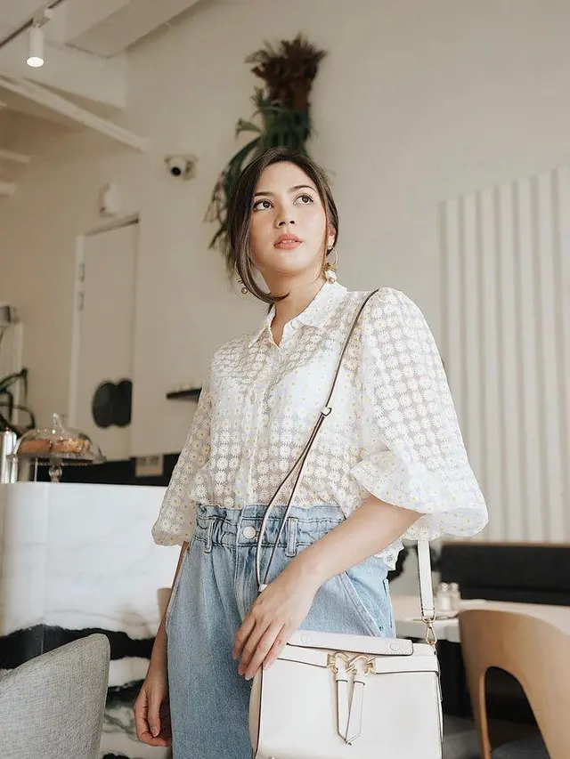 8 OOTD Baju Putih dan Celana Jeans ala Anya Geraldine hingga Wulan Guritno