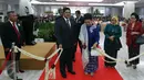 Ketua Mahkamah Agung RI Hatta Ali bersama istri menggunting pita sebagai simbol Peresmian Tower Mahkamah Agung RI dan 135 Pengadilan se-Indonesia di Gedung Mahkamah Agung, Jakarta, Selasa (31/01). (Liputan6.com/Johan Tallo)