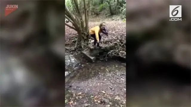 VIDEO: Coba Lompati Kubangan, Perempuan ini Malah Tercebur