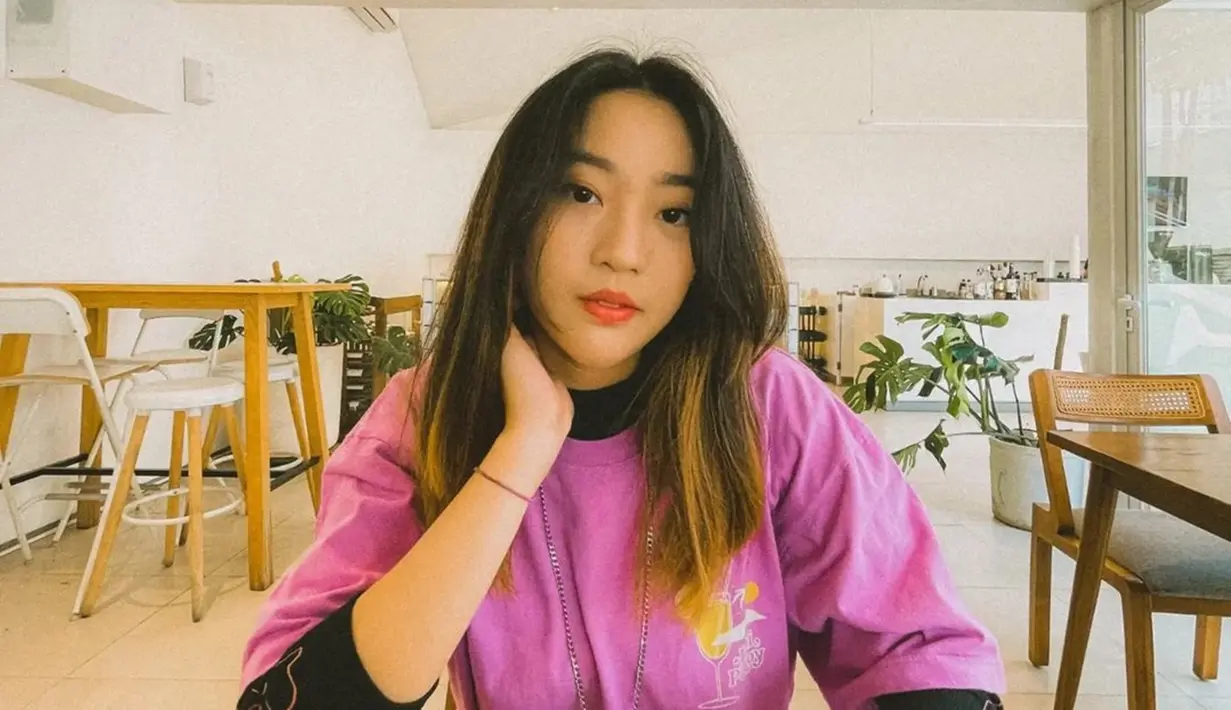 Pemilik nama lengkap Nona Berlian Sakinah saat ini berusia 23 tahun. Penampilannya yang cantik berhasil membuat warganet pangling. Banyak warganet kompak menyebut Wati yang dulu kuncung kini berubah jadi menawan. (Liputan6.com/IG/nonaberlian)