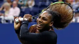 Petenis asal Amerika Serikat, Serena Williams bertanding melawan Karolina Pliskova dari Ceko pada perempat final turnamen AS Terbuka di New York, Selasa (4/9). Serena memastikan diri lolos ke babak semifinal berkat kemenangan 6-4 dan 6-3. (AP/Adam Hunger)