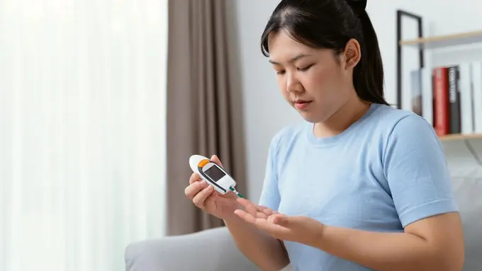 Seorang wanita sedang memeriksa gula darah (Foto Dok: Freepik/suriyawutsuriya)