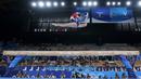 Sunisa Lee, dari Amerika Serikat, saat tampil di final senam artistik putri Olimpiade Tokyo 2020, Selasa (27/7/2021). (Foto: AP/Ashley Landis)