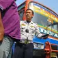 Razia tidak hanya dilakukan pada mikrolet saja, metro mini ikut diperiksa petugas (Liputan6/ Abdul Aziz Prastowo)
