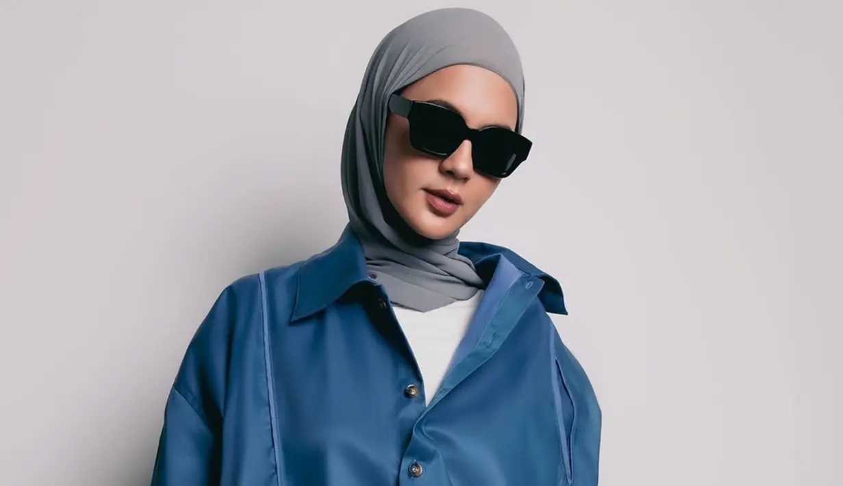 Usai menjalani umroh pada Maret 2024 lalu, penampilan Paula Verhoeven memang tampak berbeda. Dirinya kini terlihat mantap memakai hijab di berbagai kegiatan. (Liputan6.com/IG/@paula_verhoeven)