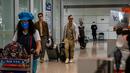 Pelancong dengan membawa barang bawaan mereka berjalan di terminal kedatangan Bandara Internasional Ibukota di Beijing, China, Selasa (14/3/2023). Kementerian Luar Negeri Cina pada Selasa mengumumkan area di Cina yang tidak memerlukan visa sebelum pandemi akan kembali bebas visa mencakup pulau wisata selatan Hainan dan kapal pesiar yang melewati pelabuhan Shanghai. (Photo by Jade GAO / AFP)