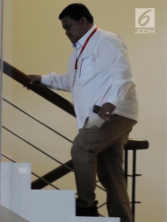 Bupati Labuhanbatu Utara Khairuddin Syah Sitorus menaiki tangga bersiap menjalani pemeriksaan di gedung KPK, Jakarta, Senin (20/8 Khaerudin Sitorus diperiksa terkait suap APBN-P tahun 2018. (Merdeka.com/Dwi Narwoko)