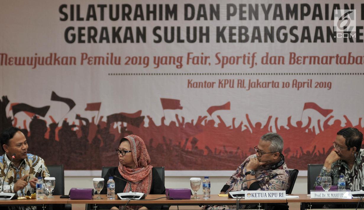 Komarudin Hidayat, Alissa Wahid, Ketua KPU Arief Budiman, dan Ketua Gerakan Suluh Kebangsaan Mahfud MD saat menggelar pertemuan di Jakarta, Rabu (10/4). Kedatangan Gerakan Suluh Kebangsaan dalam rangka silaturahmi dan mendukung KPU mewujudkan Pemilu fair dan bermartabat. (merdeka.com/Iqbal S Nugroho